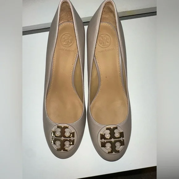 Tory Burch Chelsea Round Toe Block Heel - Picture 2 of 6